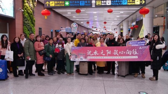 2月11日，一批馬來西亞游客抵達沈陽桃仙國際機場。新華社發(fā)