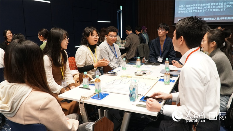 中日學(xué)生分組討論交流。人民網(wǎng) 蔣曉辰攝