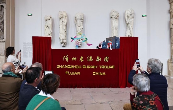2月10日，在位于法國巴黎埃菲爾鐵塔附近的“建筑與遺產之城”博物館，觀眾欣賞漳州布袋木偶戲。新華社記者高靜攝