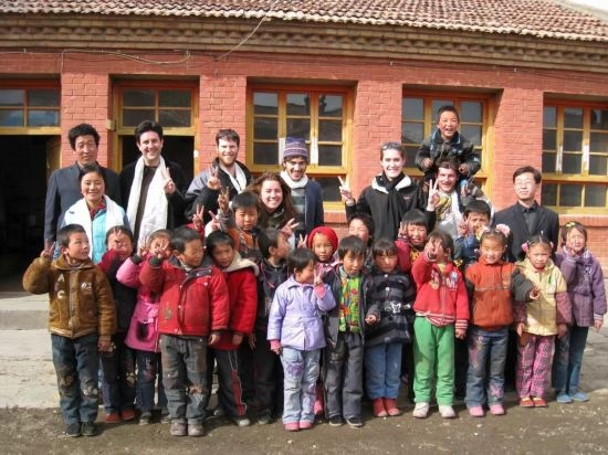 2008年，歐君廷帶領(lǐng)美國(guó)大學(xué)生到甘肅一所村辦小學(xué)訪問(wèn)教課