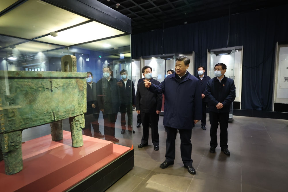 2022年10月28日下午，習(xí)近平在安陽市殷墟博物館考察。新華社記者 鞠鵬 攝