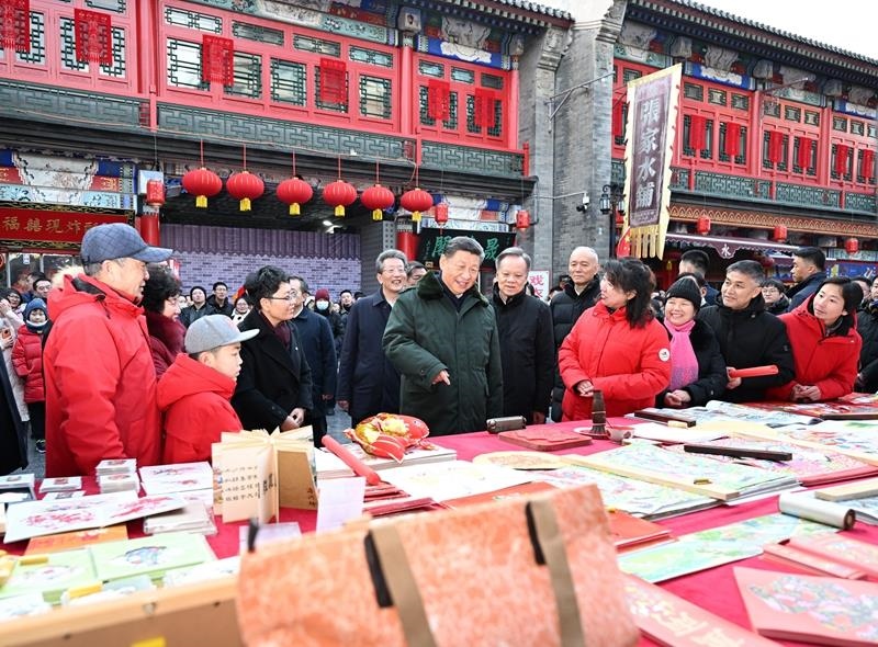 △2024年2月1日，習(xí)近平總書記在天津古文化街考察時(shí)，同店鋪員工和現(xiàn)場(chǎng)群眾互動(dòng)交流。