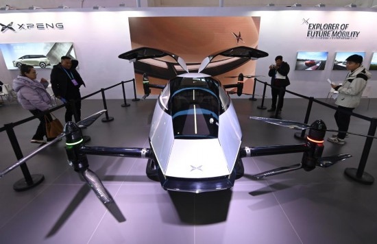 2023年12月1日，在鏈博會智能汽車鏈展區(qū)小鵬汽車展臺，參觀者觀看一臺智能飛行器。新華社記者蔡湘鑫攝