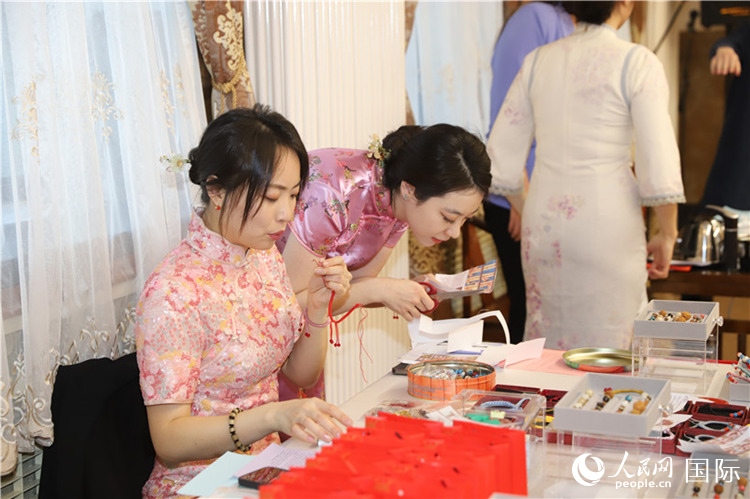 孔院教師展示剪紙。人民網(wǎng)記者 霍文攝