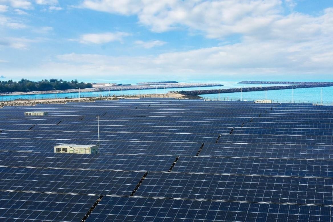 項目廣泛采用光伏補償發(fā)電系統(tǒng)，降低能源消耗。山東電建三公司供圖