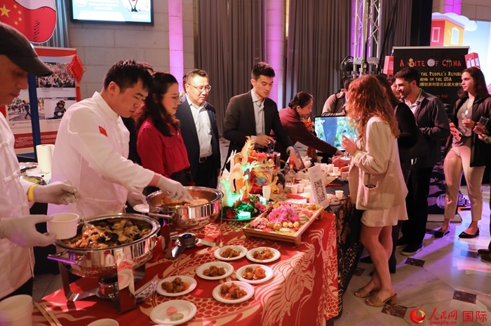 使館工作人員詳細(xì)為現(xiàn)場(chǎng)美食家和來(lái)賓講解菜品色香味特點(diǎn)、原料特色、烹制手法及其中蘊(yùn)含的中華美食文化。人民網(wǎng)記者 李志偉攝