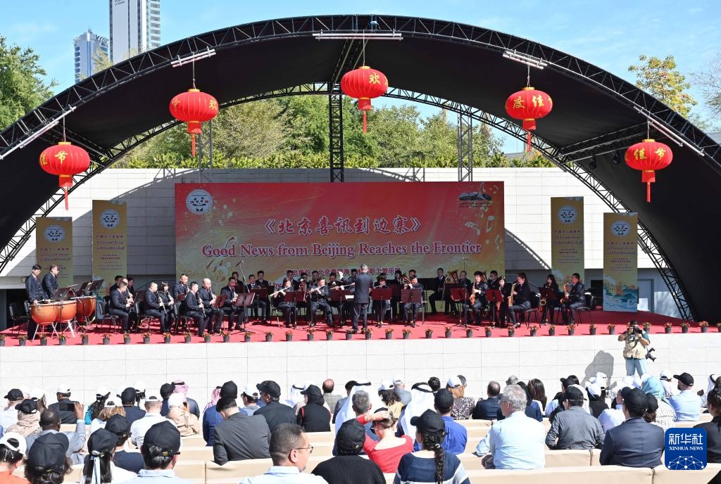 3月9日，在科威特首都省賈比爾文化中心，人們欣賞中國樂隊(duì)帶來的中國曲目。新華社發(fā)（阿薩德攝）