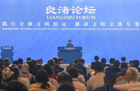  2023年12月3日，卡塔爾國家圖書館執(zhí)行館長陳慧心在“良渚論壇”上發(fā)言。當(dāng)日，以“踐行全球文明倡議，推動(dòng)文明交流互鑒”為主題的首屆“良渚論壇”在浙江省杭州市開幕。新華社記者 黃宗治 攝