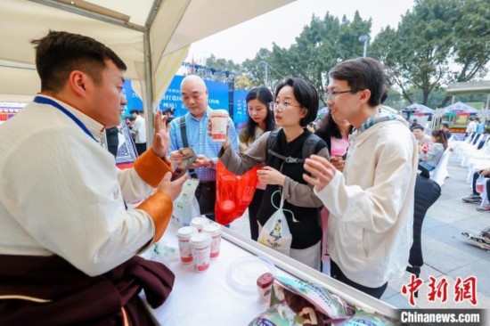 圖為廣州市民體驗果洛特產。 果洛州文體旅游廣電局 供圖