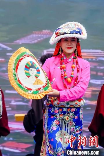圖為身著民族服飾的演員們展示果洛特色產品。 果洛州文體旅游廣電局 供圖
