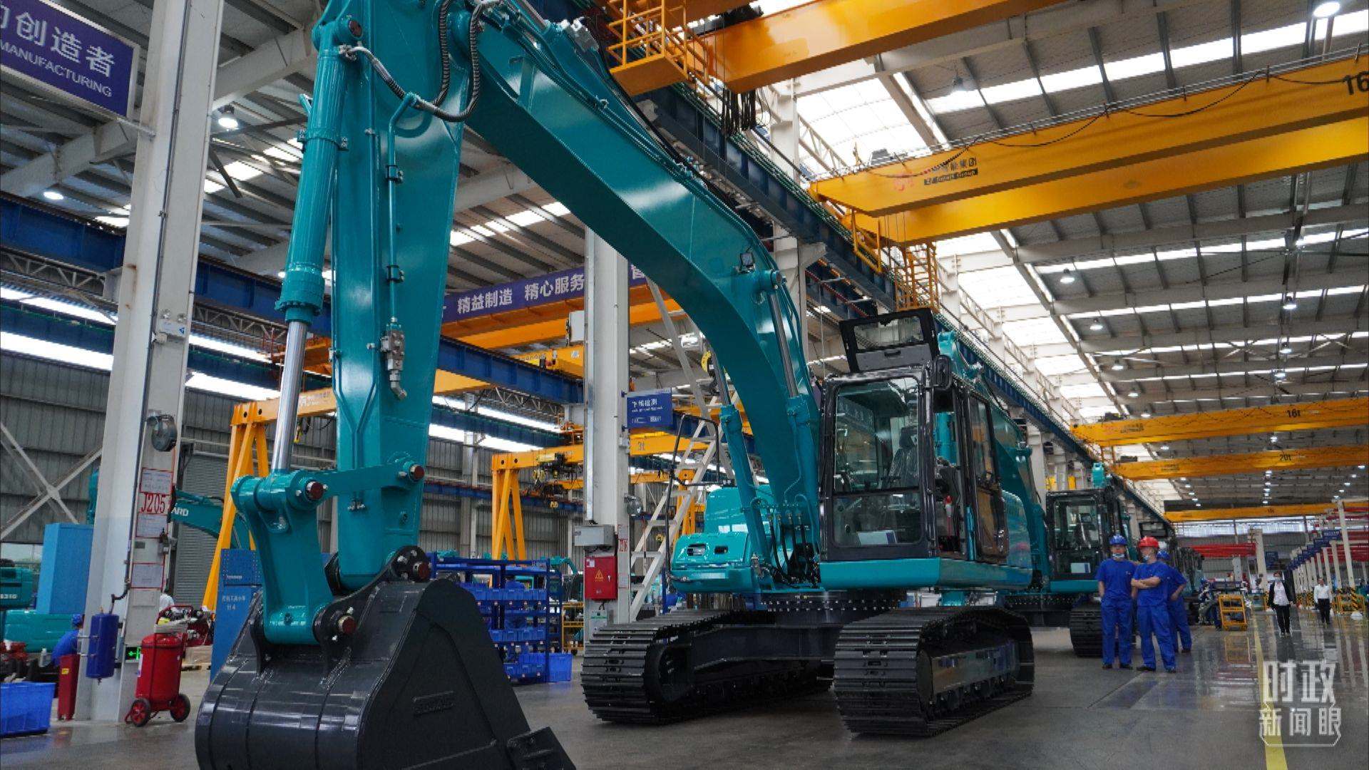 △這是山河智能大型挖掘機的組裝車間。2020年9月，習近平曾到此地考察。（總臺央視記者郭曉龍拍攝）