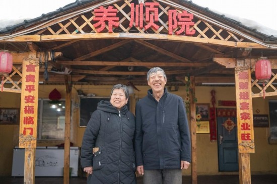 在伊春市友好區(qū)，伊春森工上甘嶺林業(yè)局有限責(zé)任公司溪水林場分公司退休職工劉養(yǎng)順（右）和老伴楊秋娥在自家農(nóng)家院中（3月13日攝）。新華社記者 謝劍飛 攝