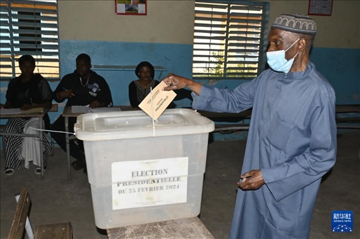 3月24日, 選民在塞內(nèi)加爾首都達(dá)喀爾的一處投票站投票。新華社發(fā)（登巴·蓋伊攝）