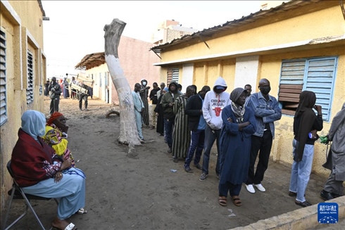 3月24日, 選民在塞內(nèi)加爾首都達(dá)喀爾的一處投票站前排隊(duì)。新華社發(fā)（登巴·蓋伊攝）