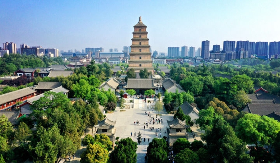  這是2023年4月19日拍攝的西安大雁塔（無人機(jī)照片）。2014年6月，由中國、哈薩克斯坦和吉爾吉斯斯坦三國聯(lián)合申報的“絲綢之路：長安-天山廊道的路網(wǎng)”成功列入《世界遺產(chǎn)名錄》,成為世界上第一個以聯(lián)合申報的形式成功列入世界遺產(chǎn)名錄的絲綢之路項目，也是聯(lián)合國教科文組織確定的絲綢之路54個廊道中第一個成功申遺的項目。新華社記者 劉瀟 攝