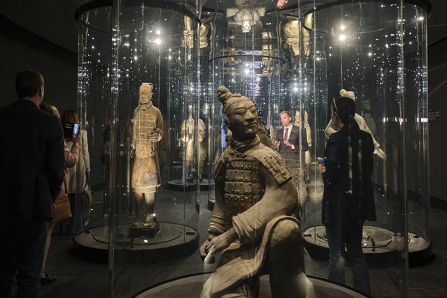  2023年3月28日，觀眾在西班牙阿利坎特參觀“中國秦漢文明的遺產(chǎn)”展覽。新華社記者 孟鼎博 攝