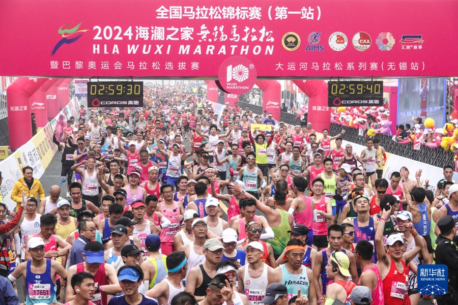 3月24日，參賽選手在3小時內(nèi)完賽。2024無錫馬拉松共有3423人“破三”（3小時內(nèi)完賽），這也創(chuàng)造了國內(nèi)單場賽事“破三”的新高。新華社記者 楊磊 攝