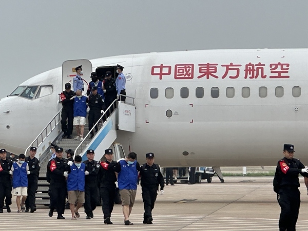 中國籍涉賭詐違法犯罪嫌疑人從柬埔寨被押解回國。人民網(wǎng)記者 郝萍攝
