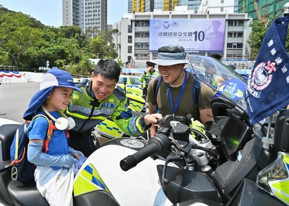 △2024年4月13日，香港特區(qū)政府警務(wù)處舉行“全民國家安全教育日”暨香港警察學(xué)院開放日開幕典禮。這是13日當(dāng)天，警隊(duì)護(hù)送組人員現(xiàn)場向市民介紹其工作。