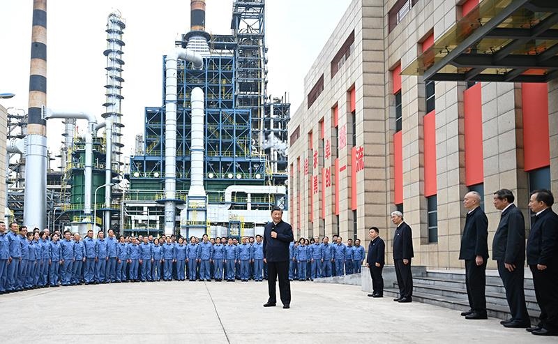 △2023年10月10日，在江西考察的習(xí)近平總書記來到中國石化九江分公司，同企業(yè)員工親切交流。