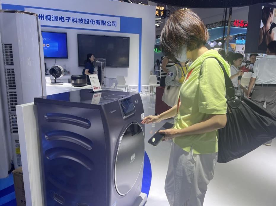 在廣東館展區(qū)內(nèi)，觀展者正在了解家用電器性能。人民網(wǎng)記者 楊迪攝