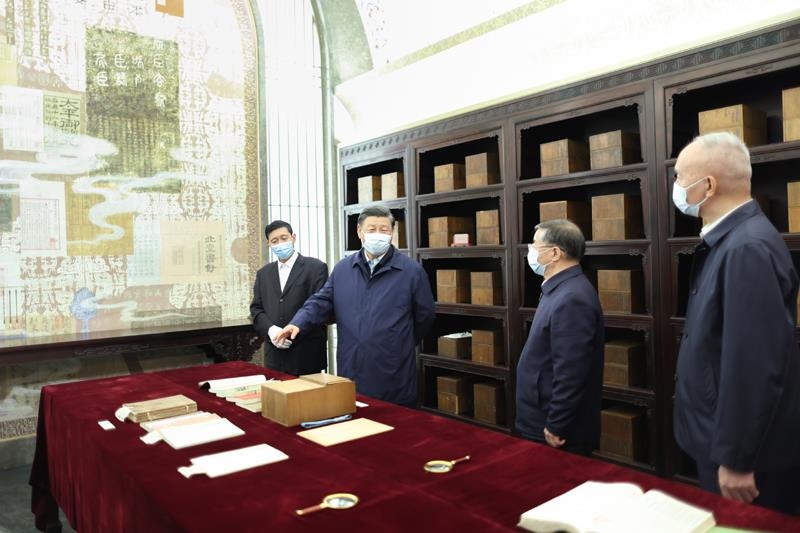 △2023年6月2日，習(xí)近平總書(shū)記出席文化傳承發(fā)展座談會(huì)并發(fā)表重要講話。這是座談會(huì)召開(kāi)的前一天，總書(shū)記在中國(guó)國(guó)家版本館考察。
