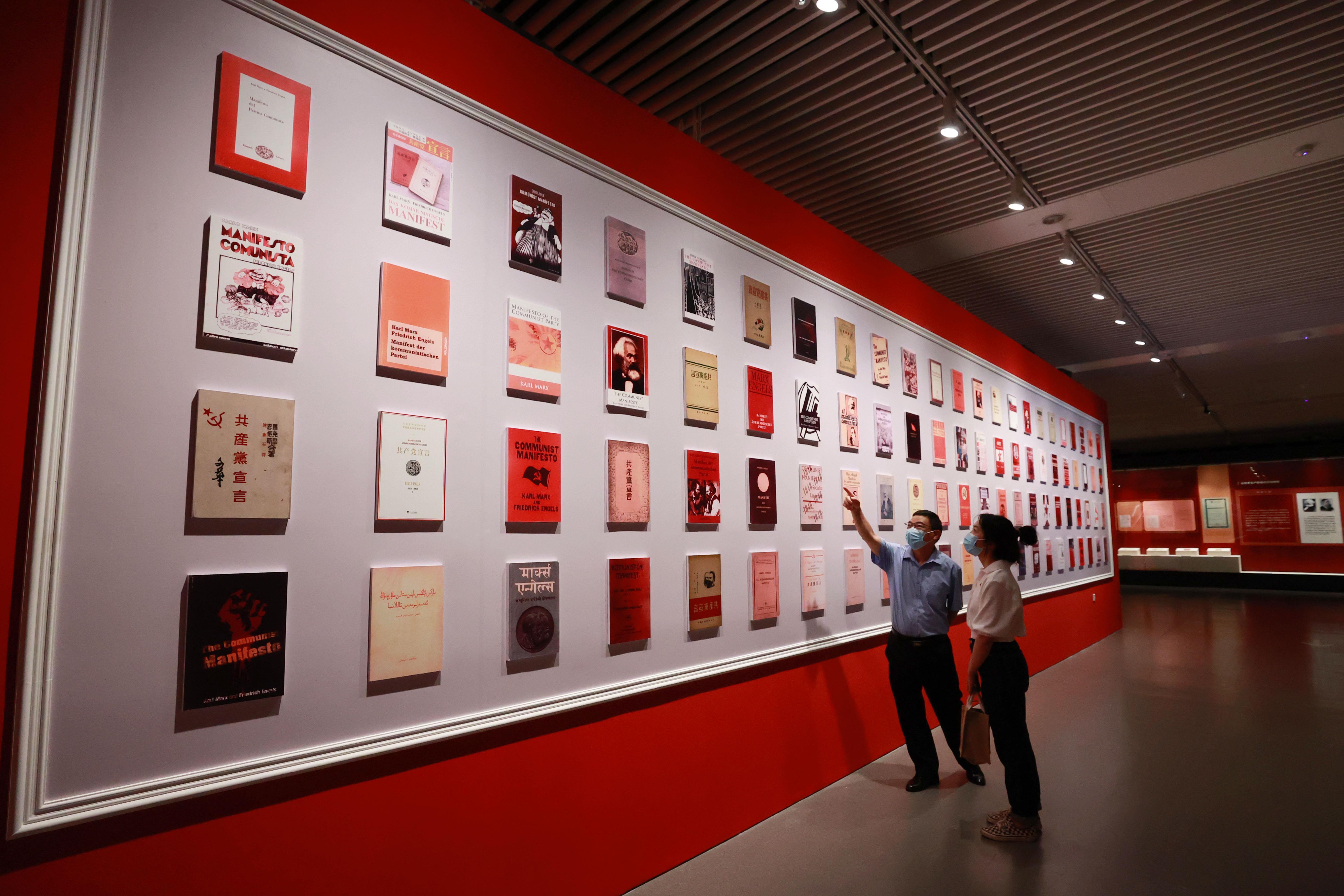 △2021年8月5日，觀眾在國(guó)家圖書(shū)館觀看不同版本的《共產(chǎn)黨宣言》。