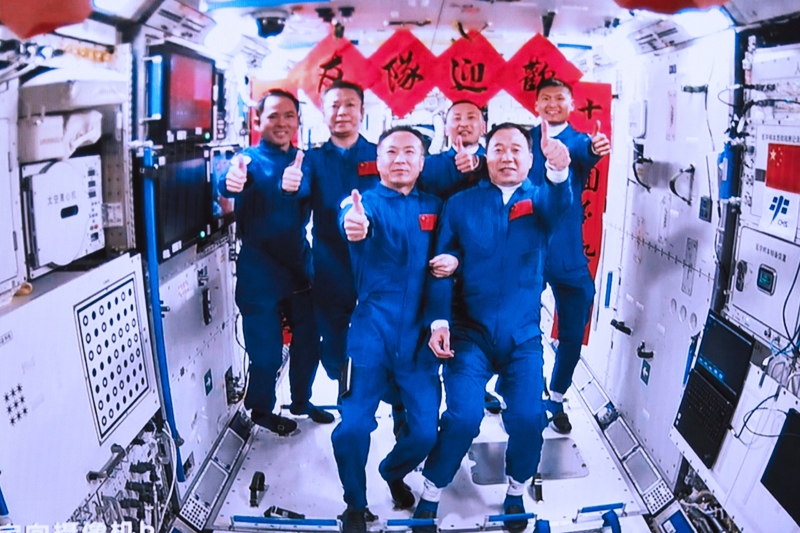 2023年5月30日，神舟十五號航天員乘組與神舟十六號航天員乘組拍下“全家?！钡漠嬅妗? width=