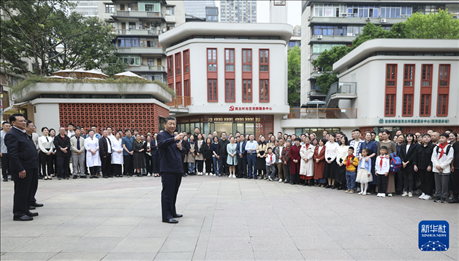 4月22日至24日，中共中央總書記、國(guó)家主席、中央軍委主席習(xí)近平在重慶考察。這是22日下午，習(xí)近平在九龍坡區(qū)謝家灣街道民主村社區(qū)考察時(shí)，同社區(qū)居民親切交流。新華社記者 鞠鵬 攝