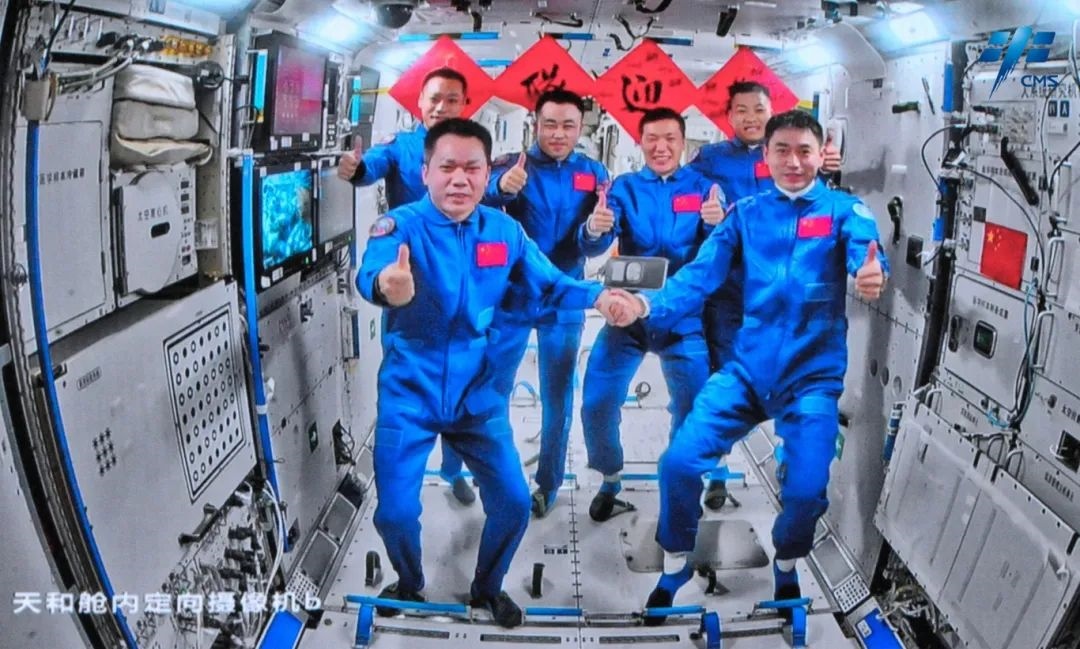 神舟十七號、神舟十八號兩個航天員乘組“太空會師”。來源：中國載人航天工程