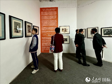 “與中國結(jié)緣：智利畫家何塞·萬徒勒里誕辰100周年”展覽在京舉行。人民網(wǎng)記者 周雨攝