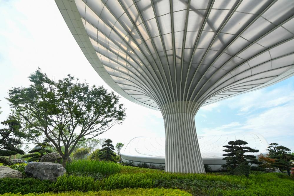 這是2024年4月22日拍攝的成都世園會主會場入口處的“芙蓉花”底部，它兼具收集雨水、循環(huán)利用的功能。新華社記者 王曦 攝