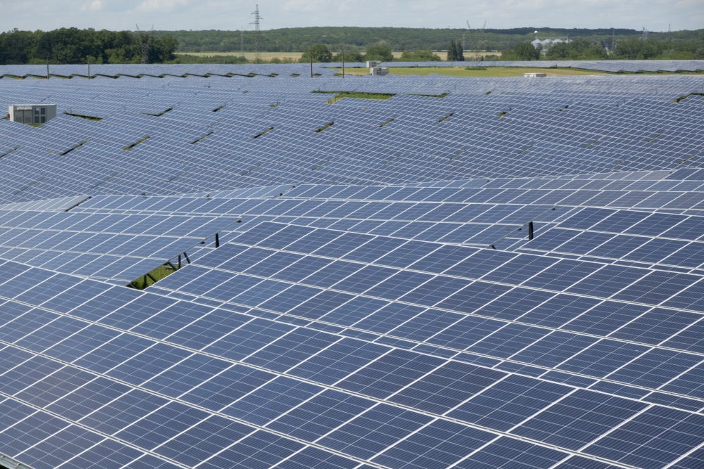這是2021年5月27日在匈牙利考波什堡拍攝的100兆瓦光伏電站。當(dāng)日，由中國(guó)通用技術(shù)集團(tuán)所屬中國(guó)機(jī)械進(jìn)出口（集團(tuán)）有限公司投資興建的匈牙利考波什堡100兆瓦光伏電站項(xiàng)目在考波什堡市舉行投運(yùn)啟動(dòng)儀式。新華社發(fā)（弗爾季·奧蒂洛攝）