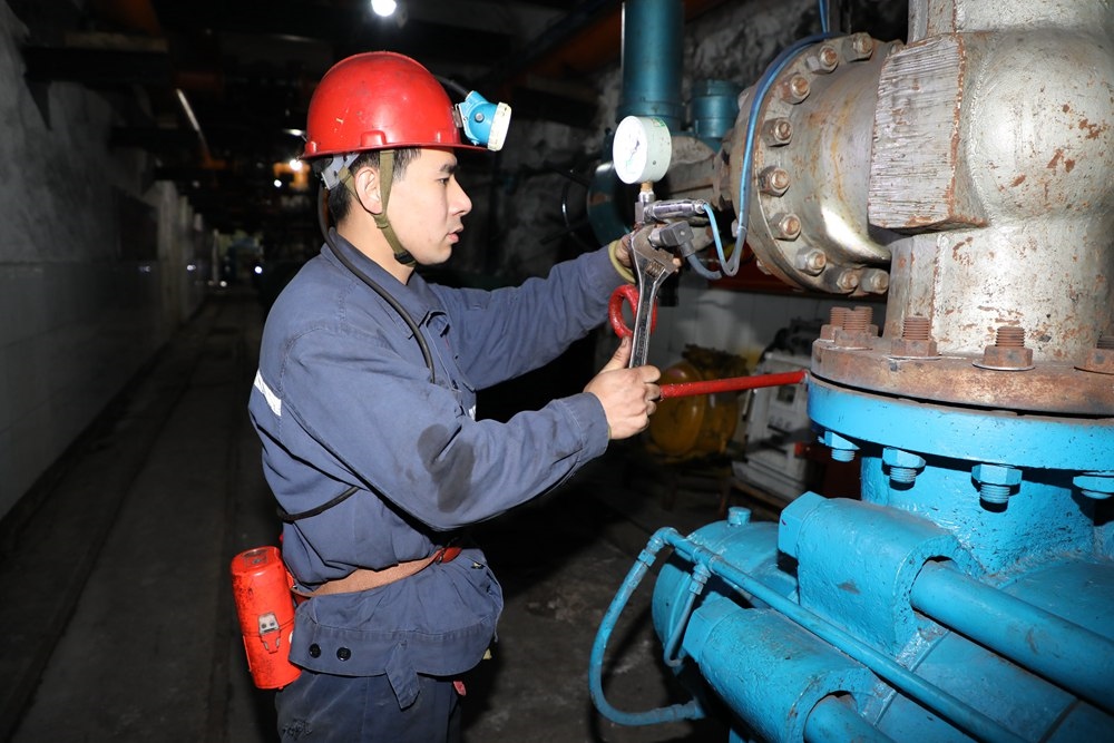 2024年4月30日，冀中能源峰峰集團(tuán)新屯礦機(jī)電區(qū)副區(qū)長顧博在井下泵房檢修水泵。新華社發(fā)