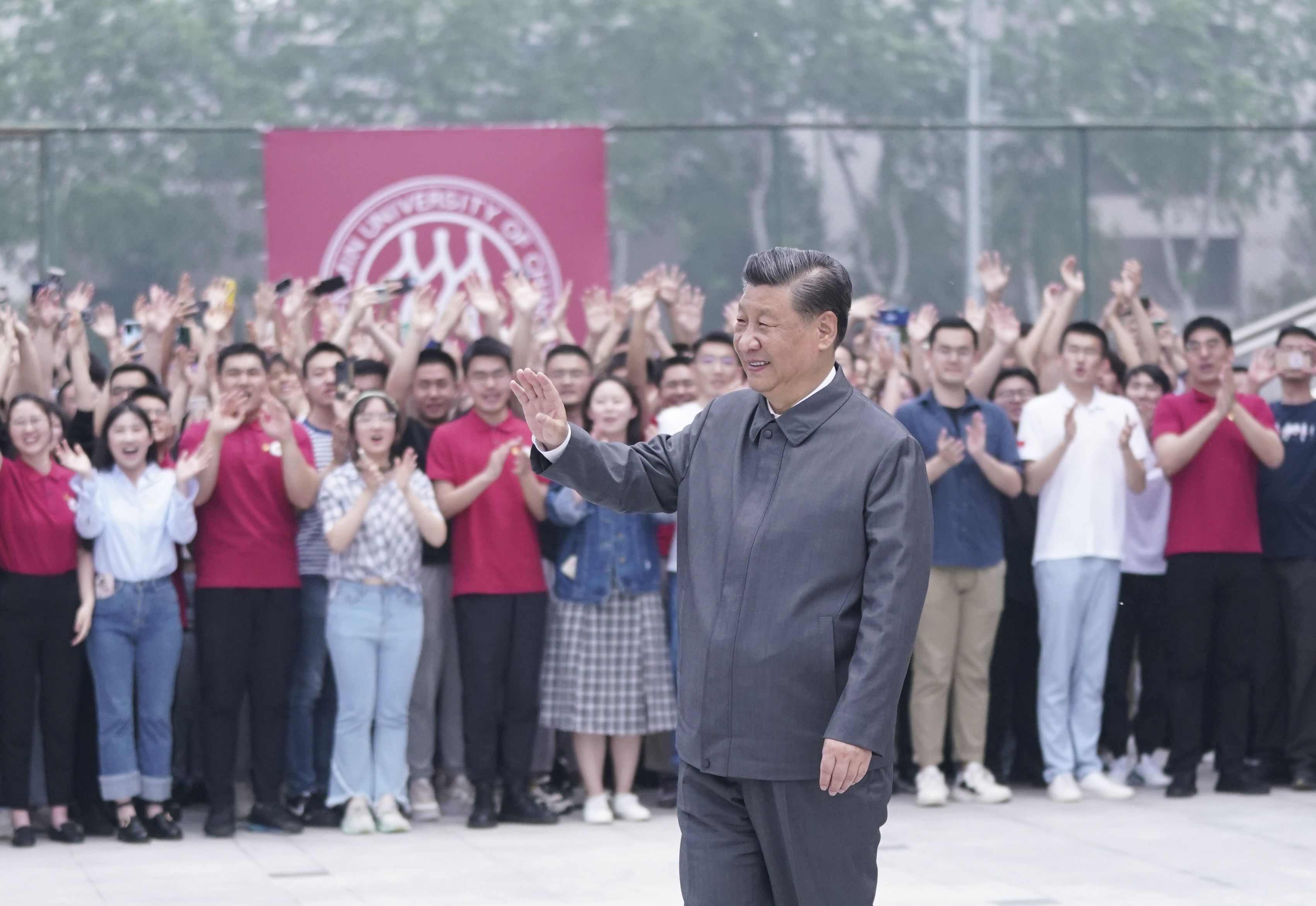 2022年4月25日，習(xí)近平總書(shū)記來(lái)到中國(guó)人民大學(xué)考察調(diào)研。這是習(xí)近平向師生們揮手致意。