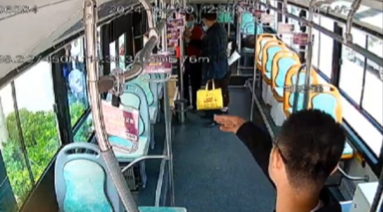 公交車上他一聲大吼！魏杰，好樣的！