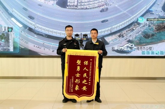 公交車上他一聲大吼！魏杰，好樣的！