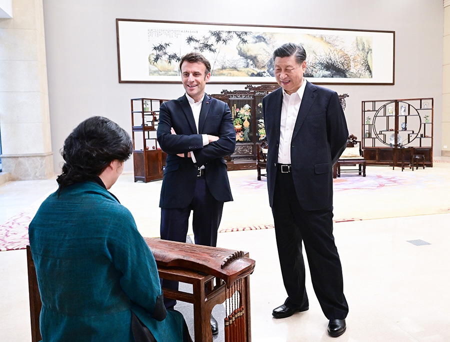 2023年4月7日，國家主席習近平在廣東省廣州市松園同法國總統(tǒng)馬克龍舉行非正式會晤。這是兩國元首在白云廳欣賞古琴演奏。新華社記者 岳月偉 攝
