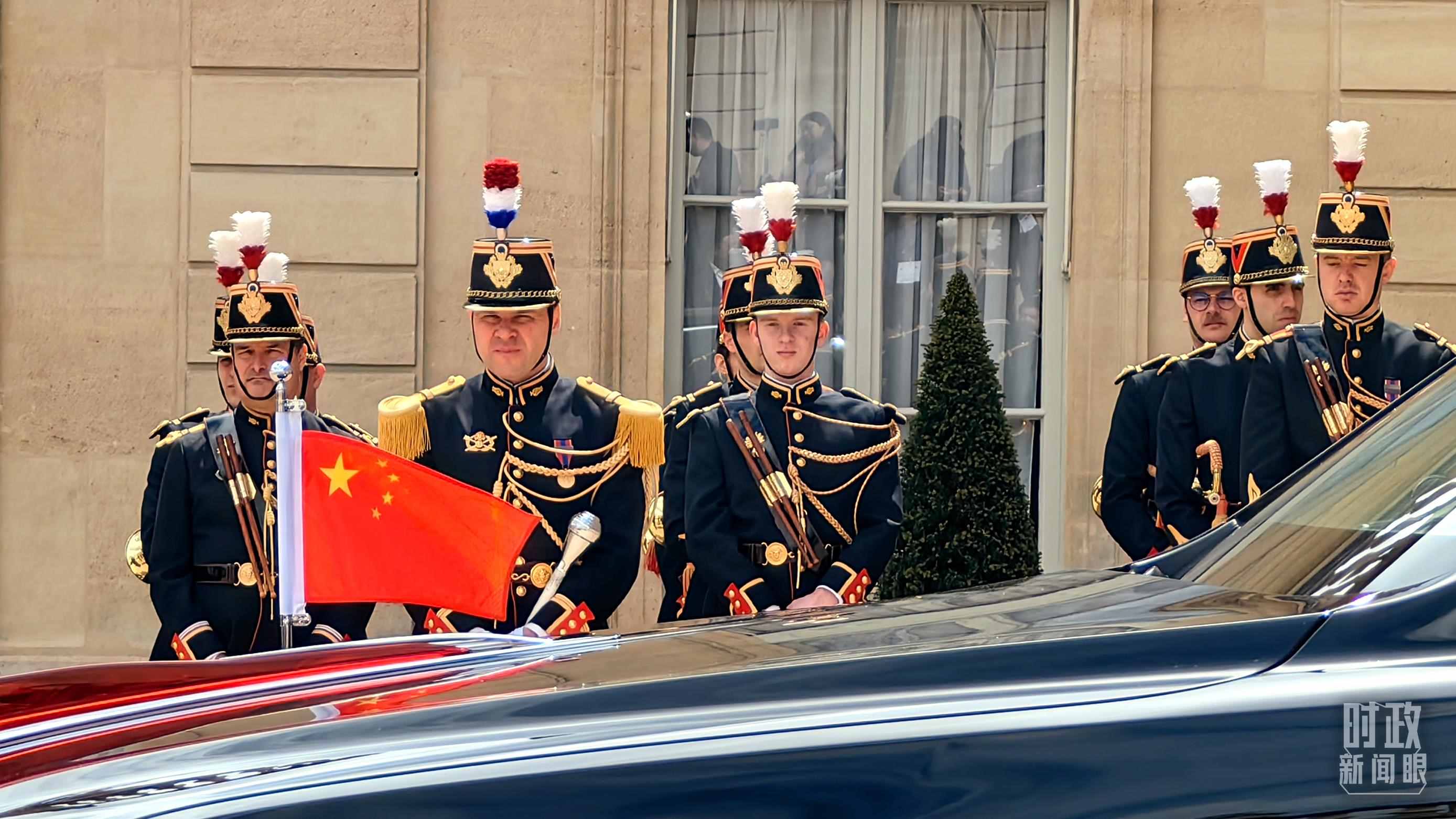 △習(xí)主席乘車抵達(dá)愛麗舍宮。（總臺(tái)央視記者段德文拍攝）