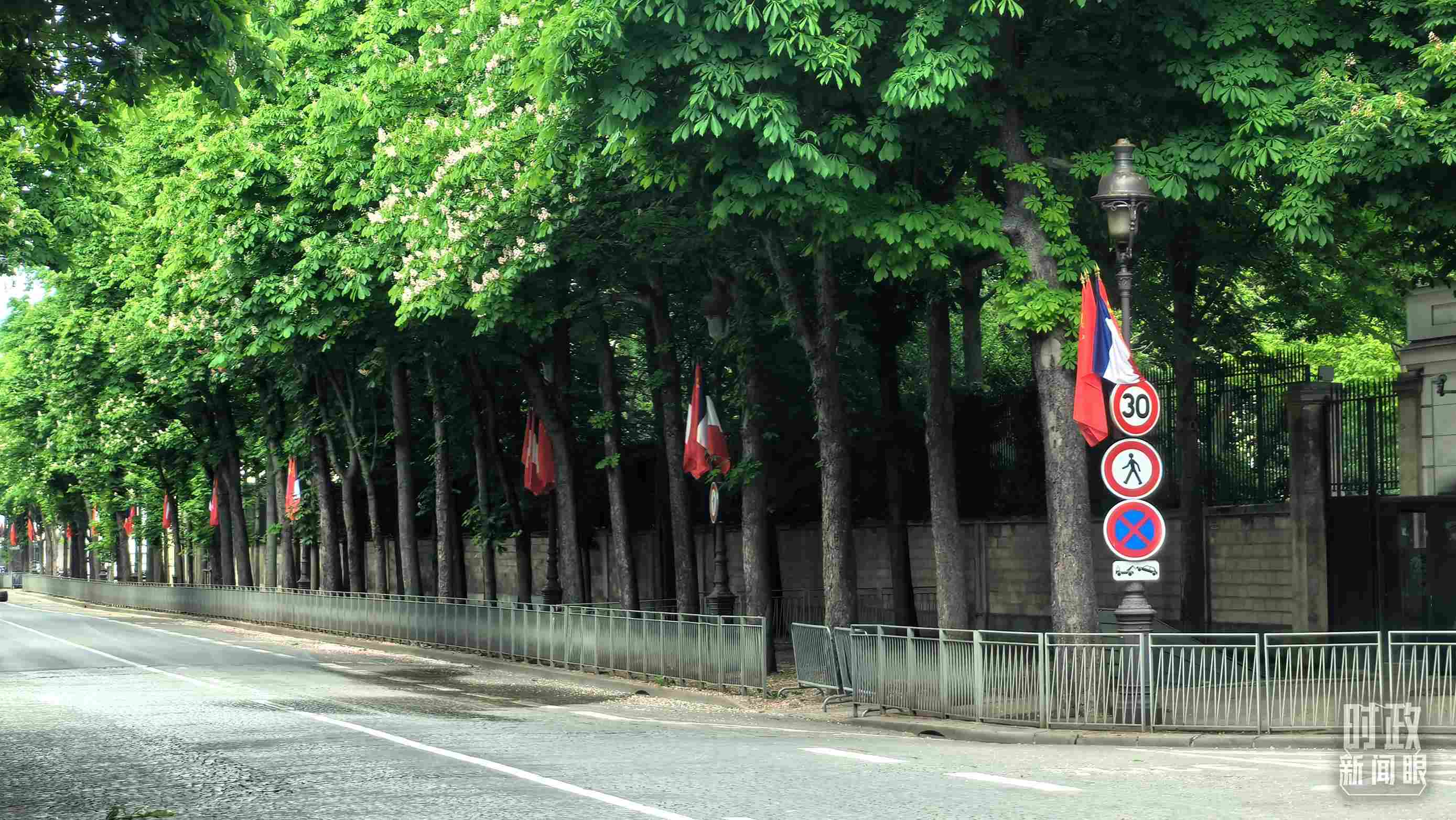 △巴黎道路兩側(cè)懸掛中法兩國國旗。（總臺(tái)央視記者鄂介甫拍攝）