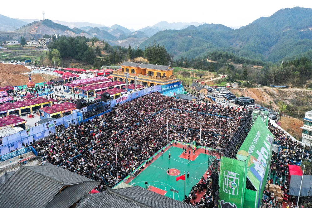 貴州省臺(tái)江縣舉辦的2024年“村BA”球王爭霸賽現(xiàn)場（2024年3月22日攝，無人機(jī)照片）。新華社記者 楊文斌 攝