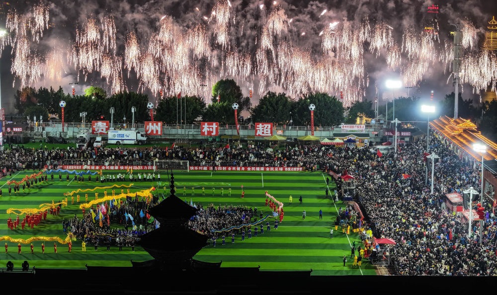 在貴州省榕江縣舉行的2024全國“村晚”示范展示活動(dòng)暨貴州“村超村晚”活動(dòng)中，音樂煙花秀精彩上演（2024年2月3日攝，無人機(jī)照片）。新華社記者 劉續(xù) 攝