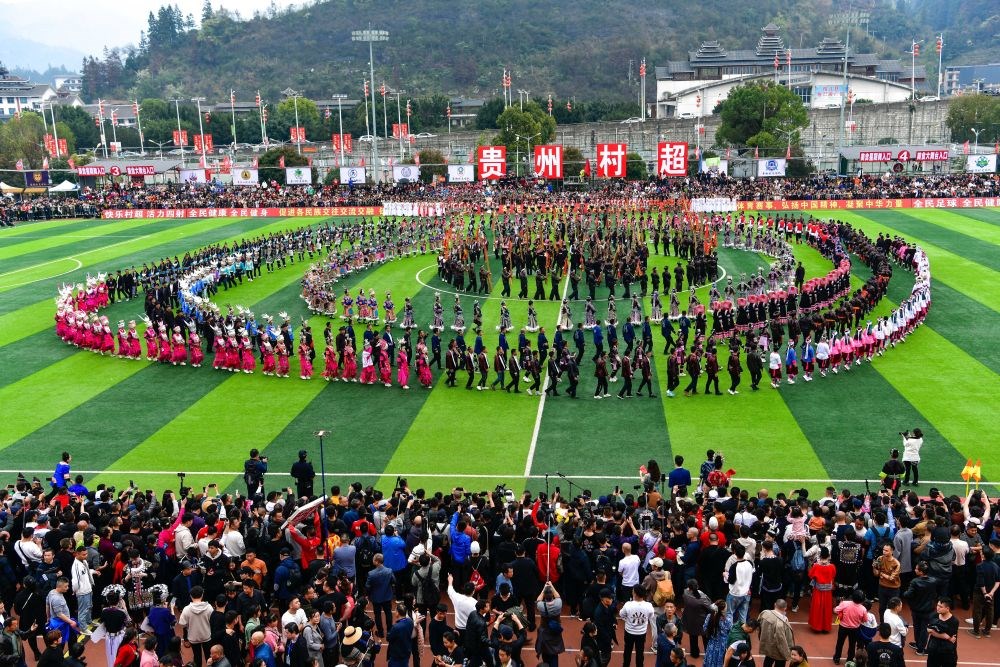 演員在貴州省榕江縣舉辦的2024年第二屆貴州“村超”總決賽開幕式上表演節(jié)目（2024年3月16日攝）。新華社記者 楊文斌 攝