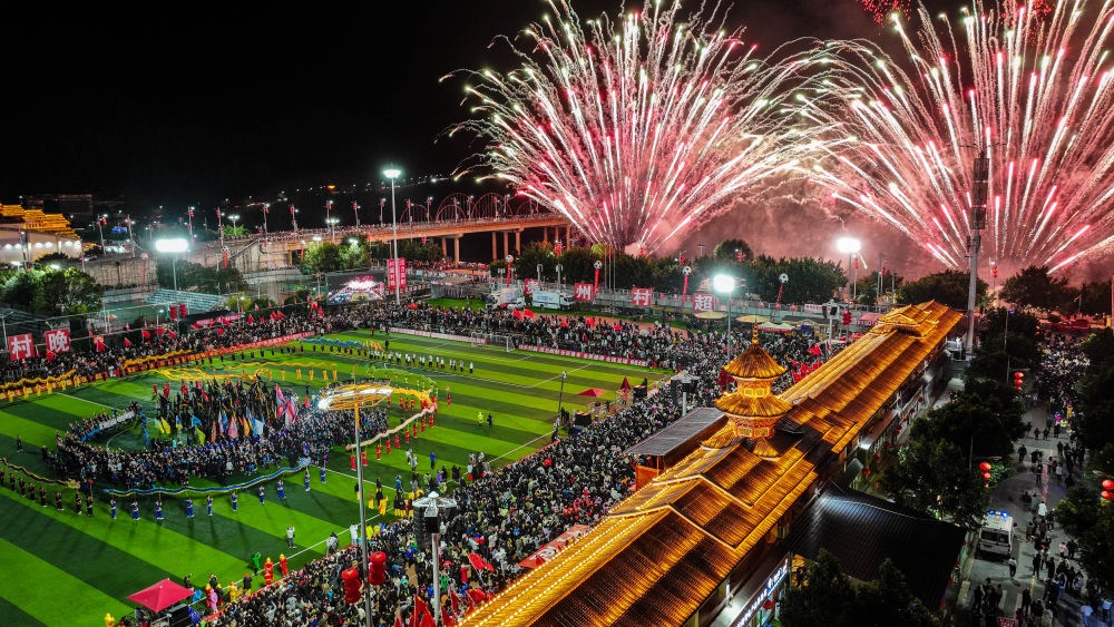 在貴州省榕江縣舉行的2024全國“村晚”示范展示活動(dòng)暨貴州“村超村晚”活動(dòng)中，音樂煙花秀精彩上演（2024年2月3日攝，無人機(jī)照片）。新華社記者 劉續(xù) 攝