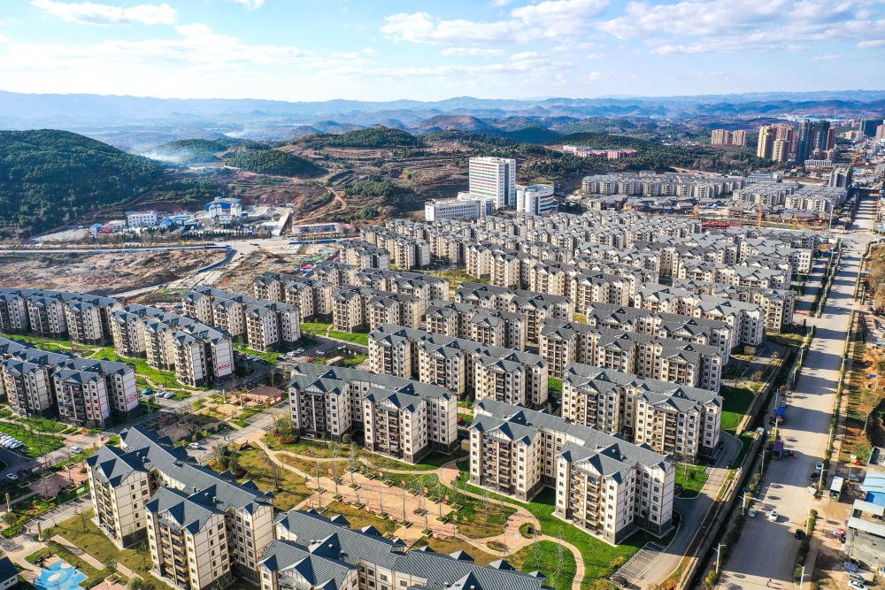 貴州省威寧縣五里崗街道朝陽新城易地扶貧搬遷安置小區(qū)（2021年11月28日攝，無人機(jī)照片）。新華社記者 楊文斌 攝