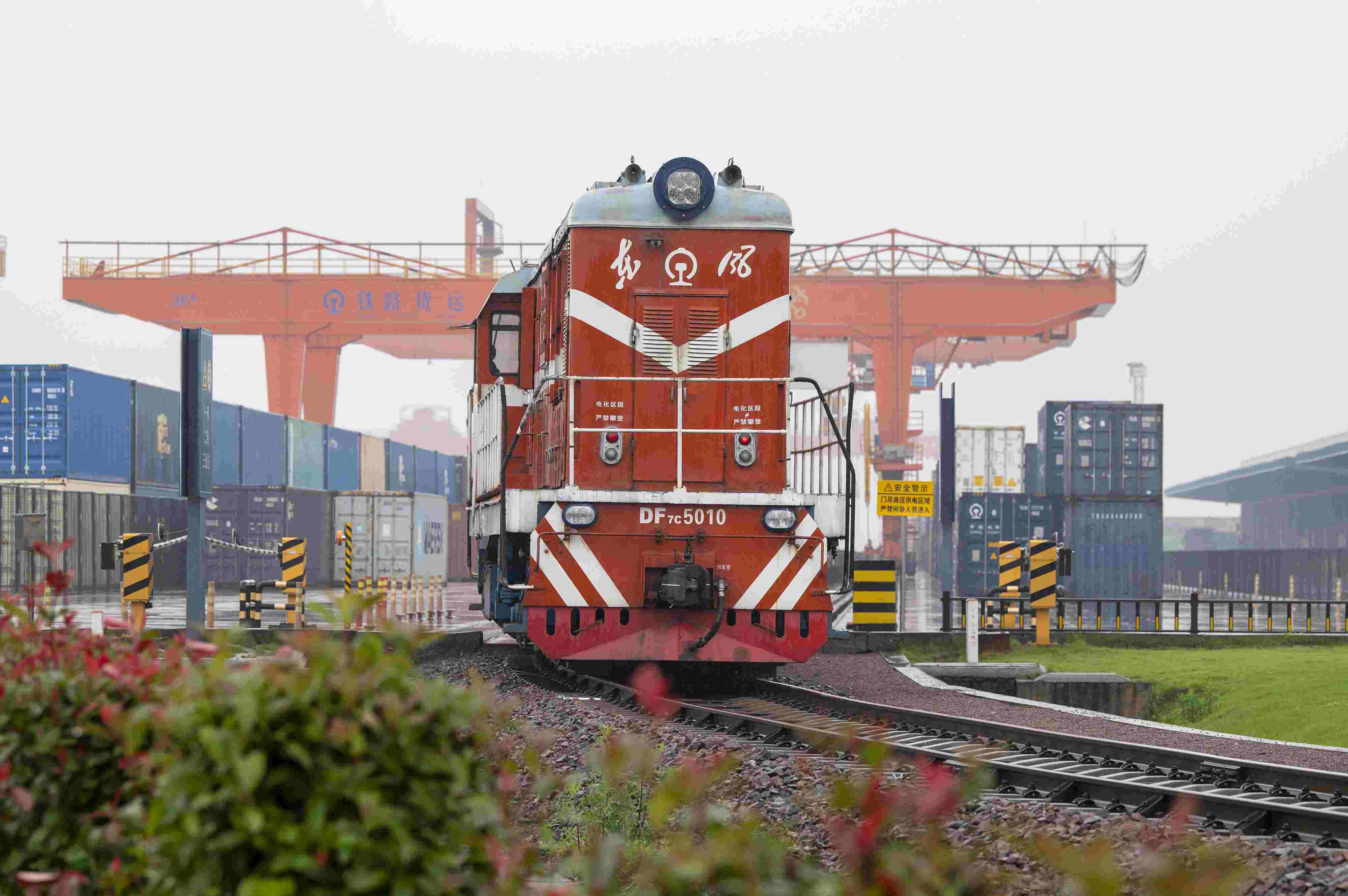 2024年5月5日，“五一”假期最后一天。在浙江省金華市金東區(qū)鐵路金華南站，一列滿載110標箱的中歐班列緩緩啟程駛往匈牙利。