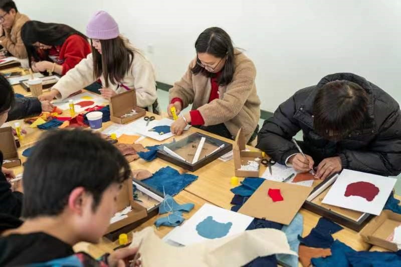 2024年2月，群眾在貴州省民族博物館老師帶領(lǐng)下開展拼布、拓印等非遺手工體驗活動。受訪者供圖