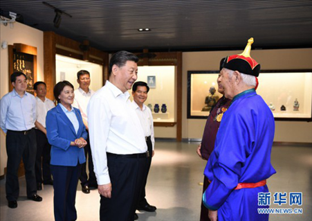 2019年7月15日，習(xí)近平總書記在赤峰博物館同古典民族史詩《格薩（斯）爾》非物質(zhì)文化遺產(chǎn)傳承人親切交談。