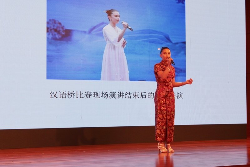 4、美國(guó)的中文愛好者譚木蘭在現(xiàn)場(chǎng)演唱歌曲《揮著翅膀的女孩》。 伊莎貝爾·羅德里格斯攝