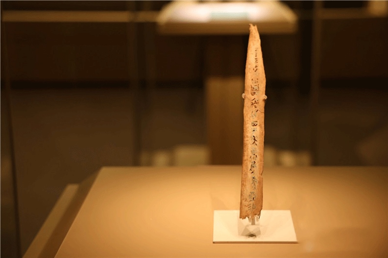 △殷墟博物館新館中展有我國博物館現(xiàn)存唯一一件文字鑲嵌綠松石甲骨。